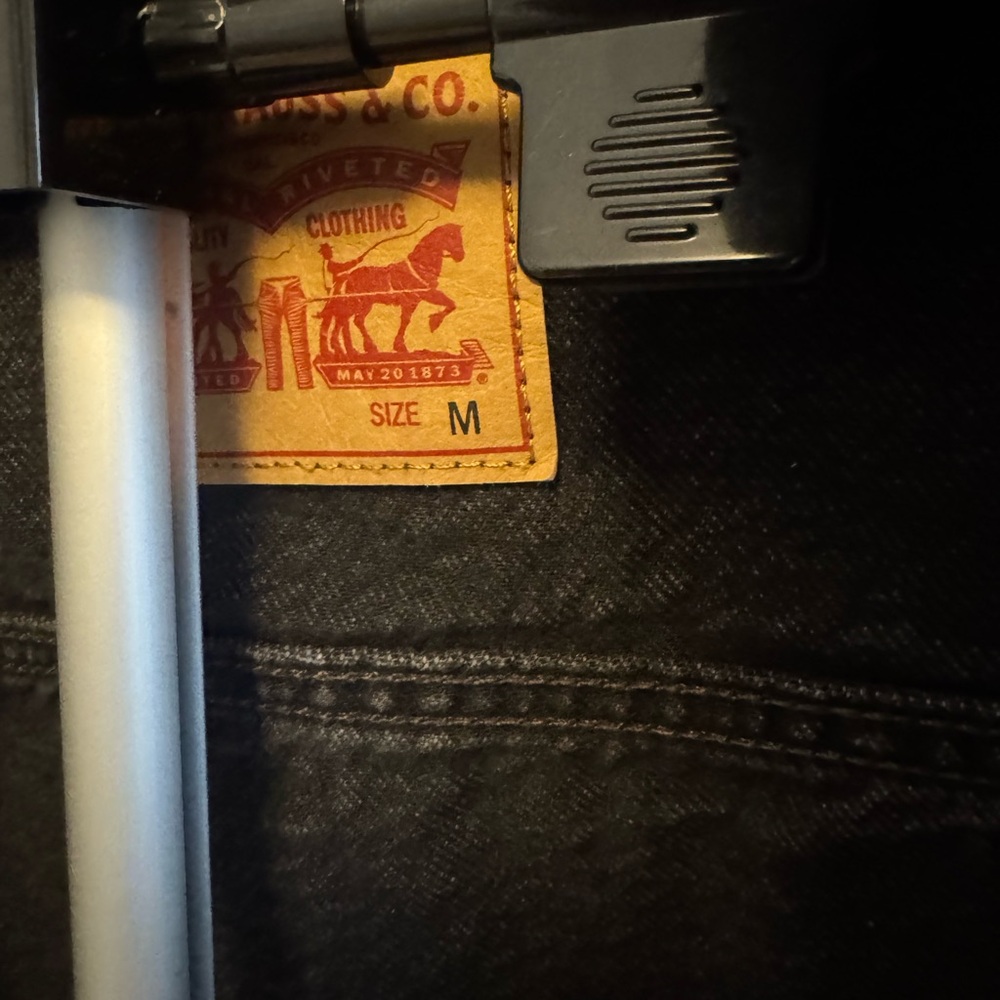 Levis Black Cropped Denim Jacket - Picture 2 of 3